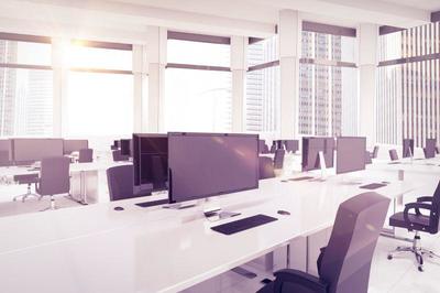 现代空旷的办公室设计图片-现代空旷的办公室电脑桌摆放素材-高清图片 .