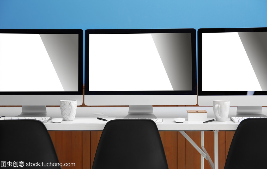 行的办公室中的计算机