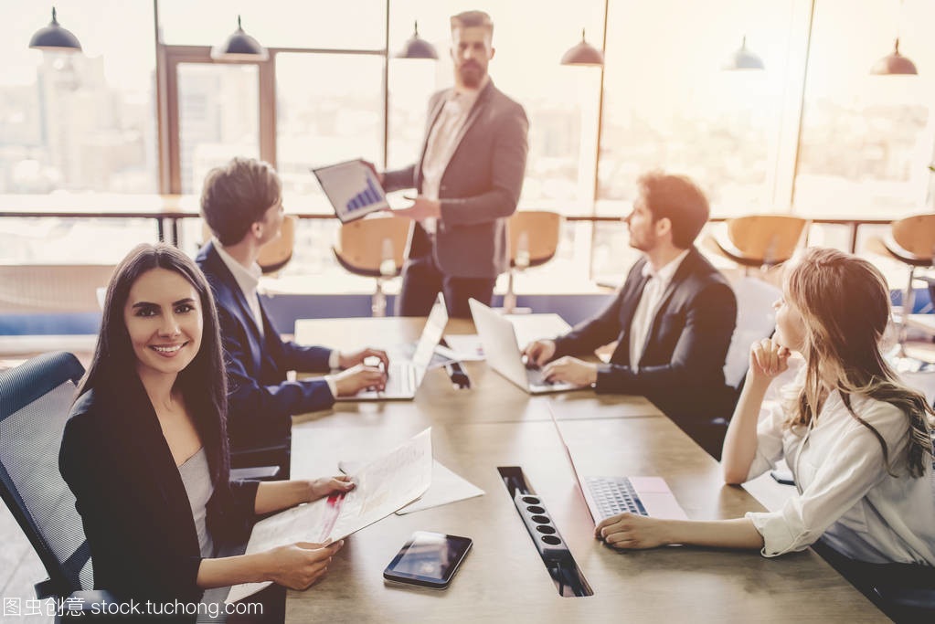 在现代办公室工作的一群人